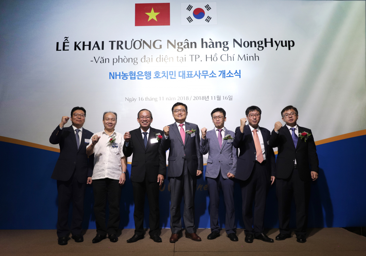 ▲NH농협은행 베트남 호찌민 사무소는 16일 개소식을 하고 본격 활동에 들어갔다. 사진 왼쪽부터 손창회 농협은행 호치민사무소장, 응웬밍치 아그리뱅크 이사, 응웬호앙밍 베트남중앙은행 호치민부지점장, 김윤수 농협은행 글로벌사업부장, 조승국 농협은행 하노이지점장, 김범구 대한민국대사관 국세관, 이강훈 금감원 하노이사무소 부소장.(농협은행)