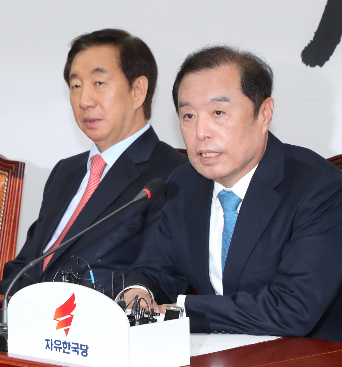 ▲자유한국당 김병준 비상대책위원장(오른쪽)이 15일 오전 국회에서 열린 비상대책위원회의에서 발언하고 있다. (연합뉴스)