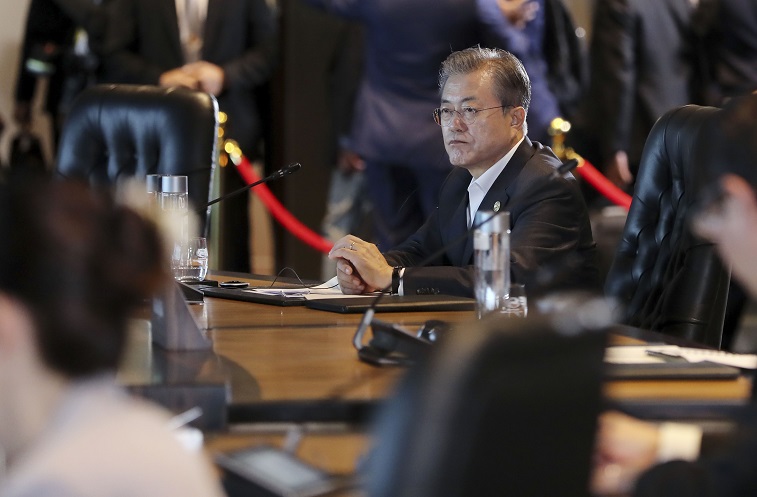 ▲문재인 대통령이 18일 오전 파푸아뉴기니 포트모르즈비 APEC(아시아태평양경제협력체) 하우스에서 열린 정상회의에 참석, 각국 정상들과 ‘포용적 기회 활용, 디지털 미래 대비’를 주제로 한 정상 간 논의에 참여하고 있다. (파푸아뉴기니/연합뉴스)