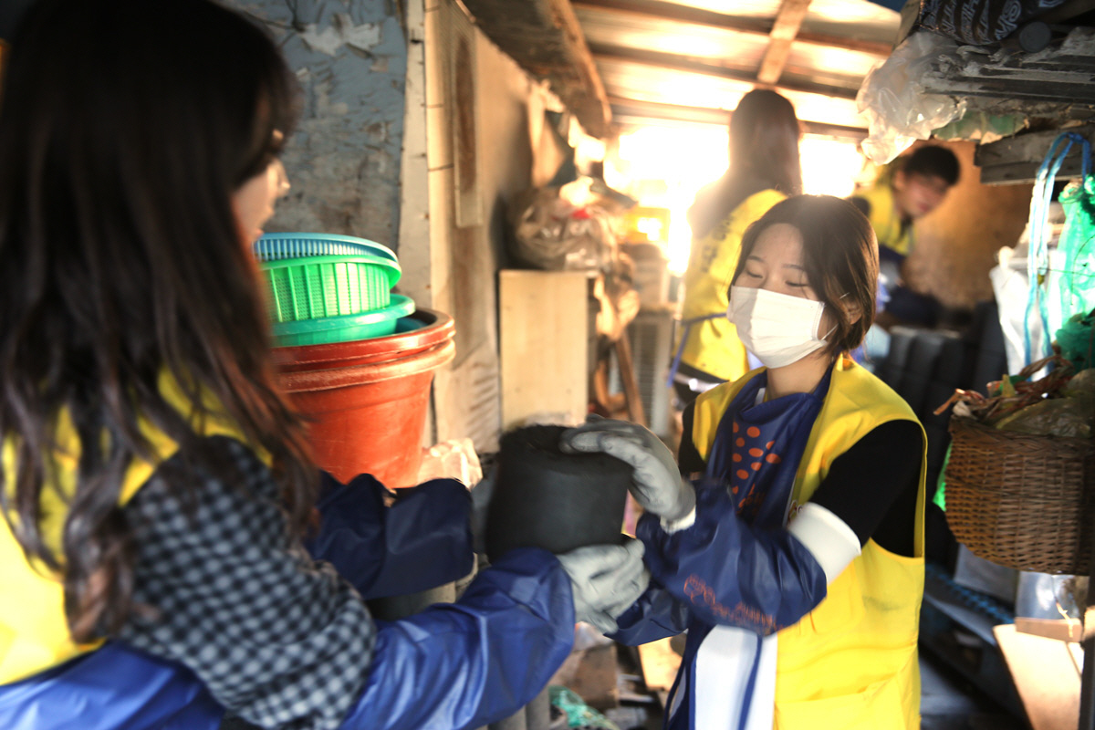 ▲아워홈 임직원들이 에너지소외가정을 찾아 연탄을 전달하고 있다.(아워홈 제공)