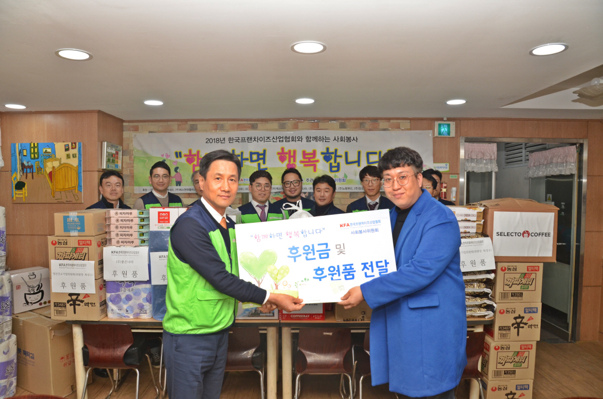 ▲이삭의집 관계자와 전달식을 하고 있는 김익수 채선당 대표(왼쪽)