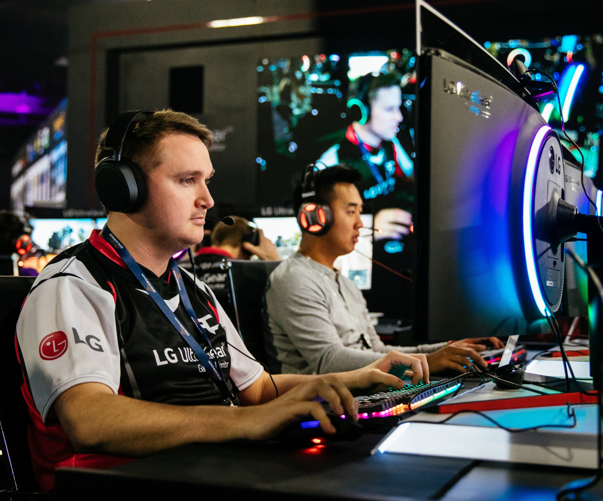 ▲16~18일(현지시간) 미국 애틀란타에서 열린 ‘드림핵(DreamHack Atlanta)’ 게임대회 행사장에 마련된 LG 울트라기어 게이밍모니터 체험공간에서 인기 e스포츠팀 페이즈 클랜팀(맨 왼쪽) 선수가 팬들과 함께 게임 대결을 펼치고 있다.(사진제공=LG전자)