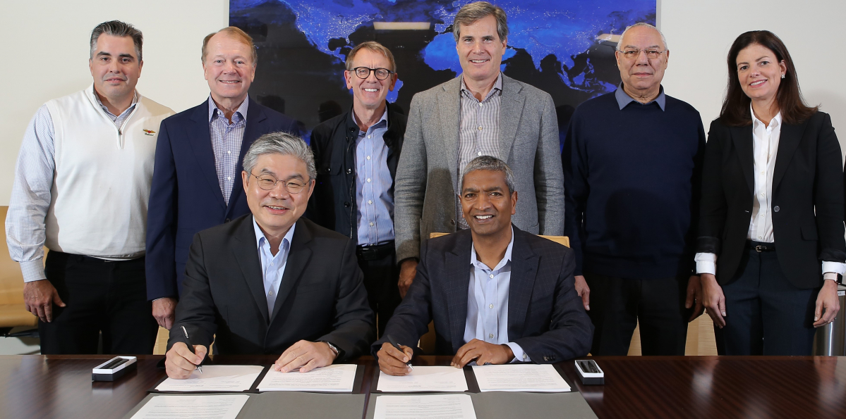 ▲SK건설-블룸에너지 연료전지 주기기 국내 독점 공급권 계약식(안재현 SK건설 사장(앞줄 왼쪽), 케이알 스리다르 블룸에너지 대표이사(앞줄 오른쪽), 존 도어 블룸에너지 이사회 멤버 겸 벤처캐피탈리스트(뒷줄 왼쪽 세번째), 콜린 파월 블룸에너지 이사회 멤버 겸 전 미국 국무장관(뒷줄 왼쪽 다섯번째))(사진=SK건설)