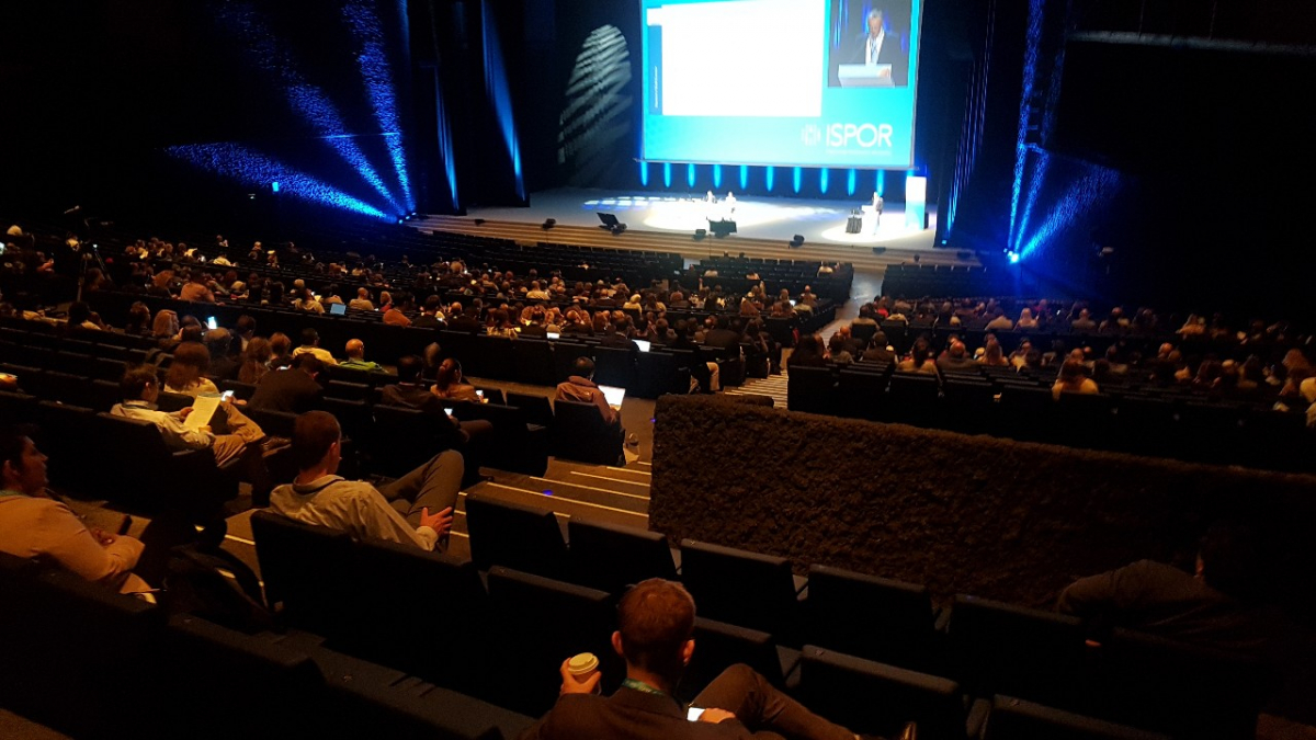 ▲김호웅 셀트리온헬스케어 전략본부장이 지난 13일(현지시간) 스페인 바로셀로나에서 개최된 ‘국제약물경제성평가 및 성과연구학회(ISPOR Europe 2018)’에서 바이오시밀러 도입에 따른 유럽 건강보험 재정 절감 효과에 대한 연구 결과를 발표하고 있다.(사진제공=셀트리온헬스케어)