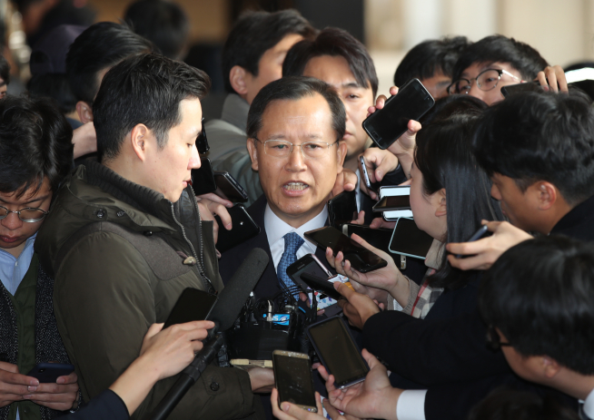 ▲양승태 전 대법원장 시절 사법행정권을 남용한 혐의를 받는 박병대 전 대법관이 19일 오전 서울 서초구 서울중앙지검에 피의자 신분으로 출석하며 취재진 질문에 답하고 있다.(연합뉴스)