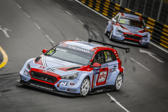 ▲현대자동차 모터스포츠가 18일 ‘2018 WTCR(월드 투어링카 컵∙World Touring Car Cup)’에서 종합 우승을 차지했다. (사진제공=현대차)