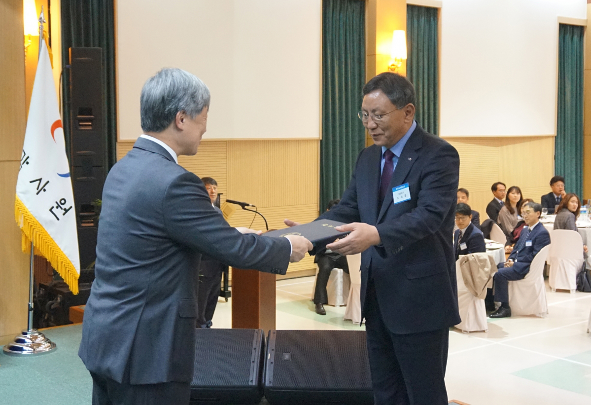▲한국농어촌공사는 감사원이 시행한 '자체감사사항 콘테스트’에서 최우수상을 받았다. 오른쪽은 조익문 농어촌공사 상임감사.(한국농어촌공사)