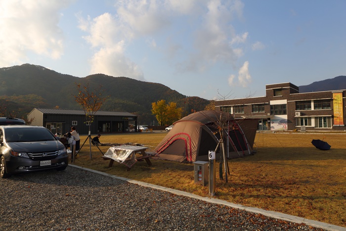 ▲캠핑장 속 도서관이라는 콘셉트로 재탄생한 별난독서캠핑장.(사진제공=경기관광공사)