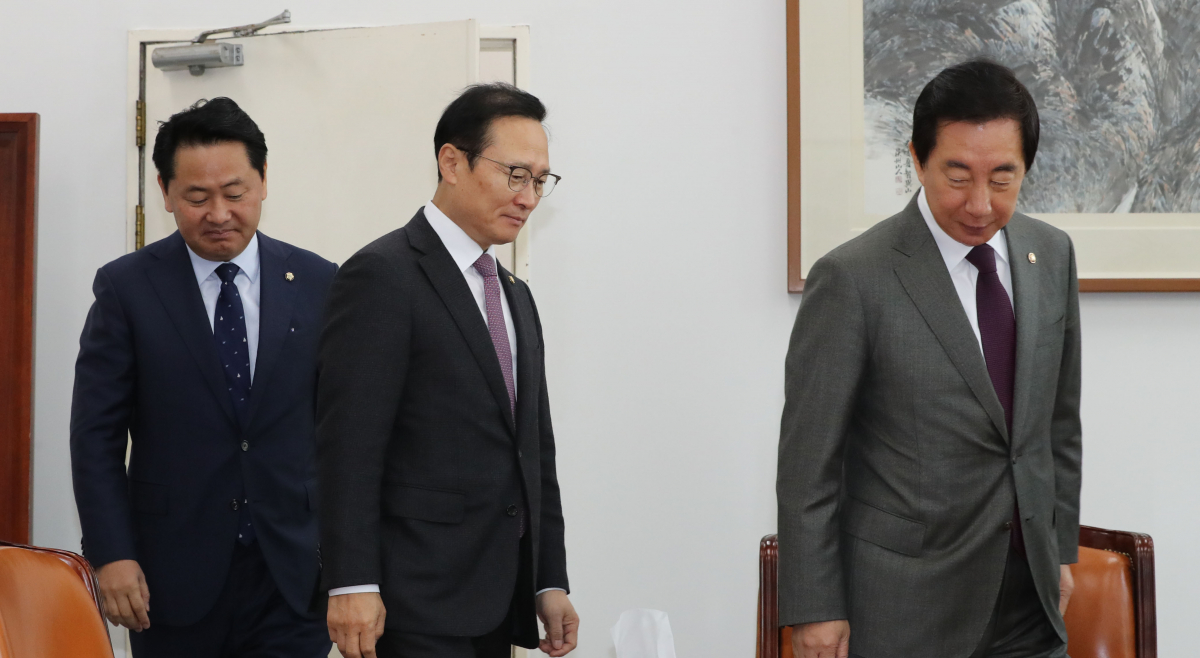 ▲바른미래당 김관영 원내대표(왼쪽부터), 더불어민주당 홍영표 원내대표, 자유한국당 김성태 원내대표가 19일 오전 국회 운영위원장실에서 열린 3당 원내대표 회동에서 취재진에게 현안 관련 발언을 하기 위해 내실에서 나오고 있다. (연합뉴스)