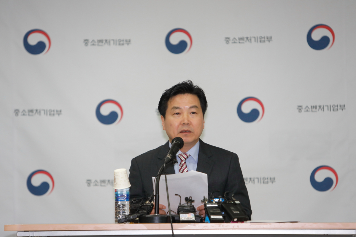 ▲홍종학 중소벤처기업부 장관이 취임 1주년을 맞아 19일 여의도 중소기업중앙회에서 출입 기자들과 간담회를 하고 있다.(사진제공=중기부)