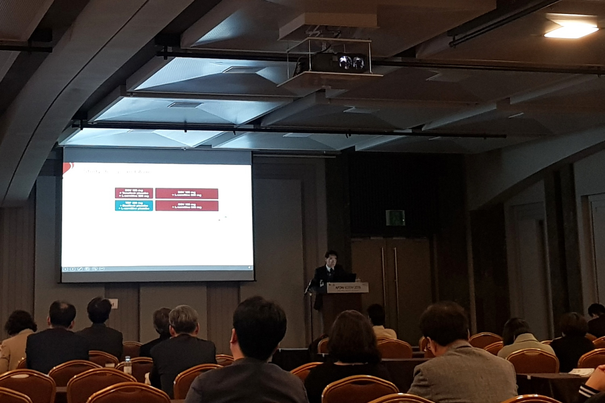 ▲고려의대 임형준 교수가 2018 아시아 태평양 소화기 학술대회에서 ‘베시보’ 144주 임상 연구 결과를 발표하고 있다.(사진제공=일동제약)