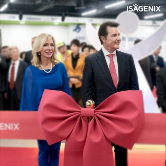 ▲사진=아이사제닉스 공동 창업자 짐 쿠버와 캐시 쿠버가 한국 지사 오픈 기념 리본 컷팅식에 참여하고 있다.