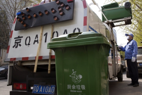 ▲환경미화원이 중국 베이징에서 쓰레기를 수거하고 있다. 베이징/AP뉴시스
