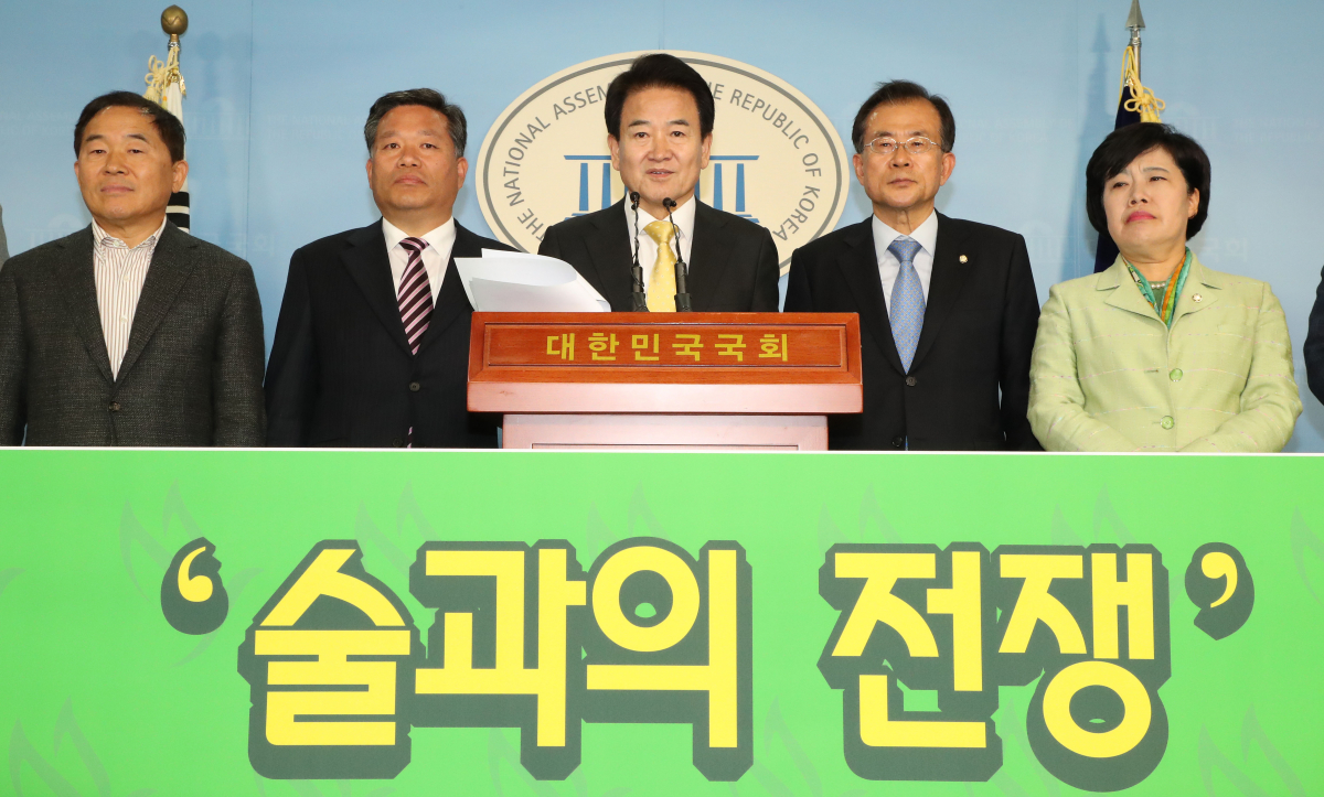 ▲민주평화당 정동영 대표가 19일 오후 국회 정론관에서 같은당 소속 이용주 의원의 음주운전과 관련해 국민과 당원에게 사과의 말을 전하고 있다. 정 대표는 아울러 대한민국 음주문화 개선 7대 종합셋트 입법화로 술과의 전쟁을 밝히고 음주강요도 폭력으로 처벌하는 등 7대 음주 관련 입법 추진을 알리는 기자회견을 하고 있다. (연합뉴스)