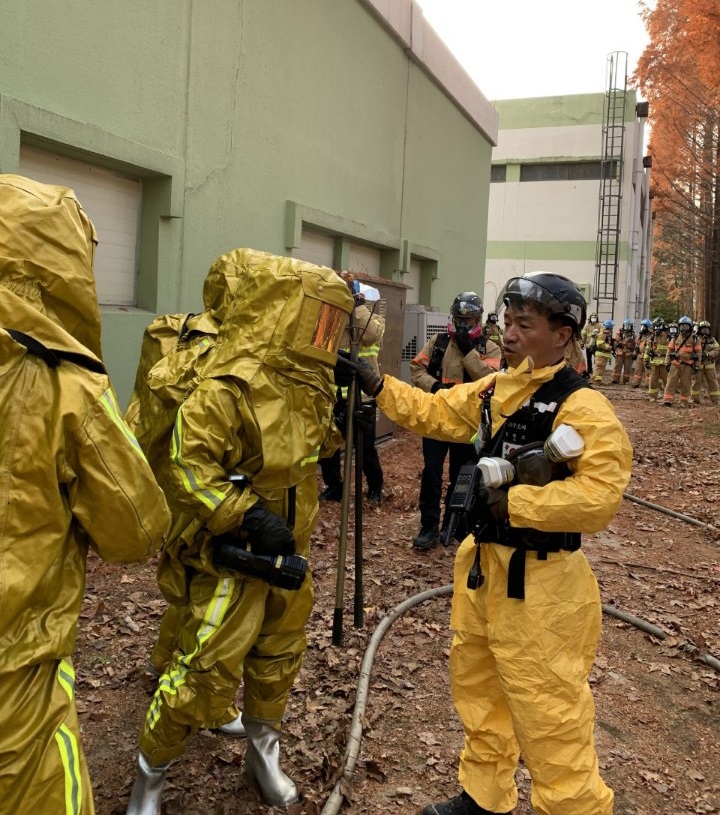 ▲19일 오후 2시 28분께 대전 유성구 한국원자력연구원에서 불이 나 소방당국 관계자들이 출동해 있다.(연합뉴스)