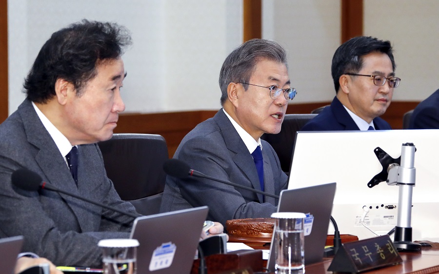 ▲문재인 대통령이 20일 오전 청와대에서 열린 국무회의를 주재하고 있다. 왼쪽은 이낙연 국무총리. 오른쪽은 김동연 부총리 겸 기획재정부 장관.(연합뉴스)