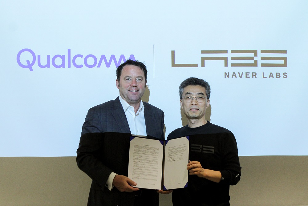 ▲송창현 네이버랩스 대표(오른쪽)와 짐 캐시 퀄컴 수석부사장이 업무협약을 체결한 뒤 기념촬영을 하고 있다. (네이버랩스)