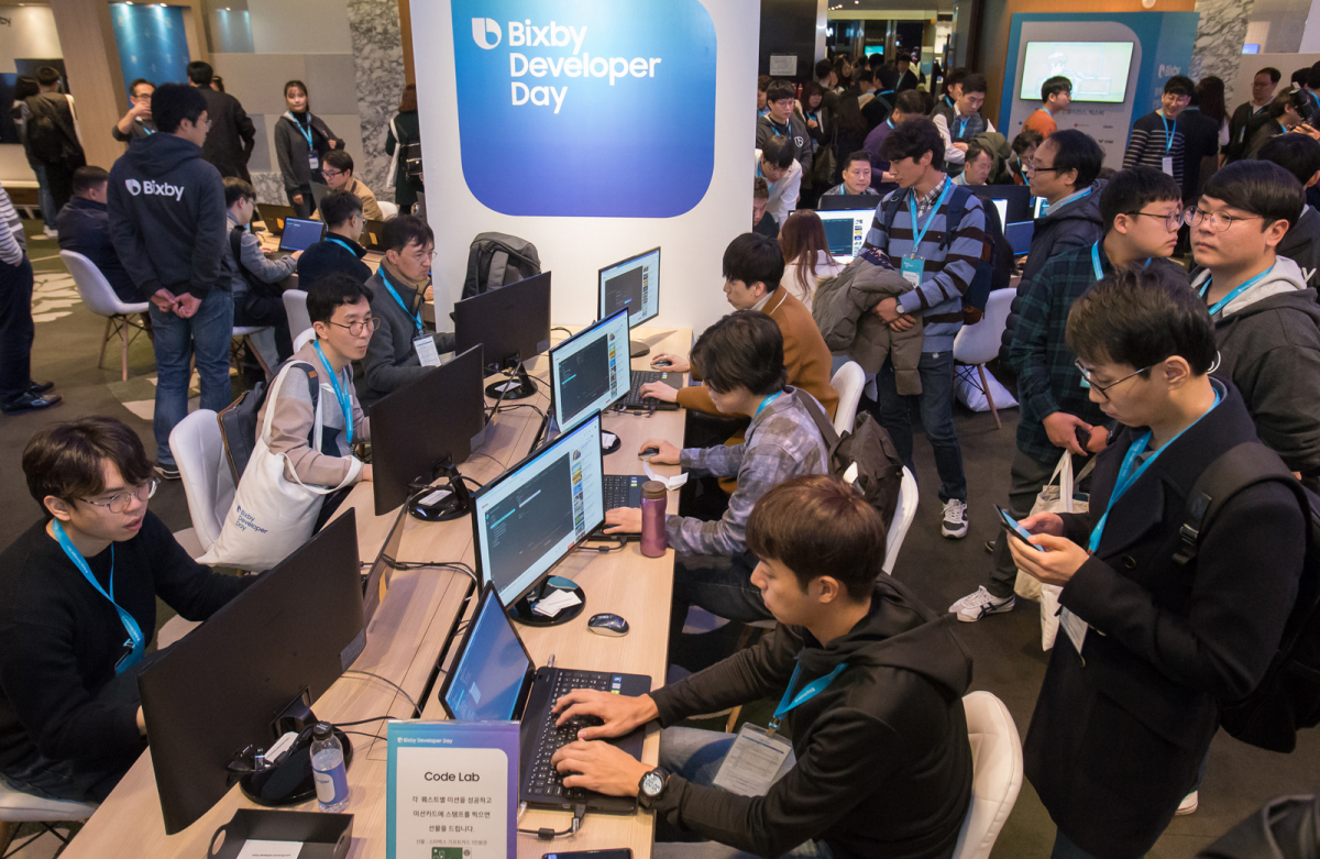 ▲지난달 열린 ‘삼성 빅스비 개발자데이’에 참석한 개발자들이 빅스비 code 프로그램을 체험하고 있다(사진제공 삼성전자)