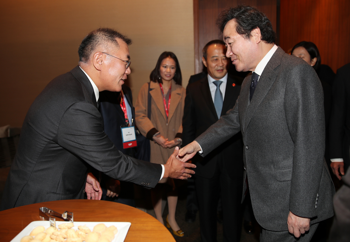 ▲이낙연 국무총리가 20일 서울 신라호텔에서 열린 보아오 아시아지역 포럼 개막식 참석에 앞서 정의선 현대차 부회장과 인사를 나누고 있다. (사진 제공=연합뉴스)