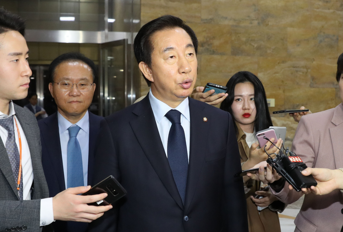 ▲자유한국당 김성태 원내대표가 20일 오후 국회 의장실에서 열린 국회 정상화를 위한 여야 원내대표 회동을 마치고 기자들의 질문에 답하고 있다. (연합뉴스)