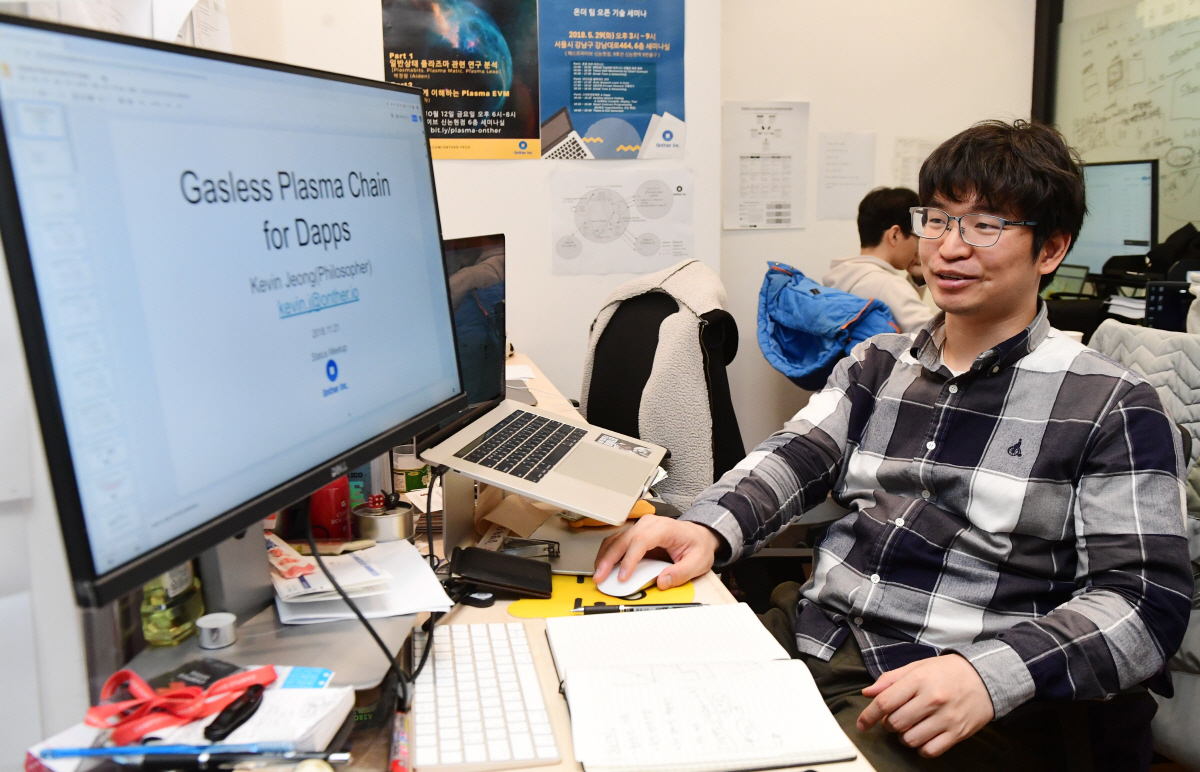 ▲정순형 온더 대표가 19일 서울 강남구 신논현 패스트파이브에서 이투데이와의 인터뷰에 앞서 포즈를 취하고 있다. 고이란 기자 photoeran@