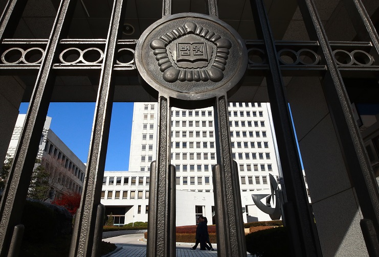 ▲전국법관대표회의가 지난 정권 시절 사법행정권 남용 의혹 행위는 탄핵소추 절차까지 검토할만한 사안이라고 판단하며 국회의 법관 탄핵소추가 헌정사상 처음 성사될지 관심이 쏠리고 있다. 사진은 20일 서울 서초동 대법원 모습.(연합뉴스)