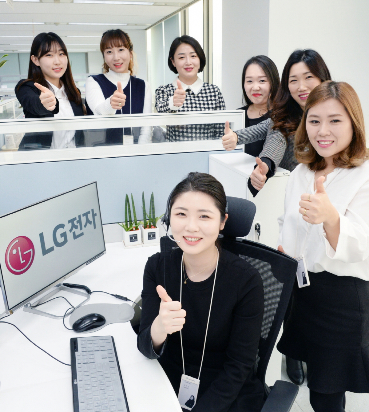 ▲LG전자는 21일 한국표준협회가 주관하는 ‘2018 콜센터품질지수’에서 가전서비스부문 1위 브랜드로 선정됐다. 서울 금천구에 위치한 LG전자 콜센터에서 전문상담사들이 기념촬영을 하고 있다.(사진제공 LG전자)
