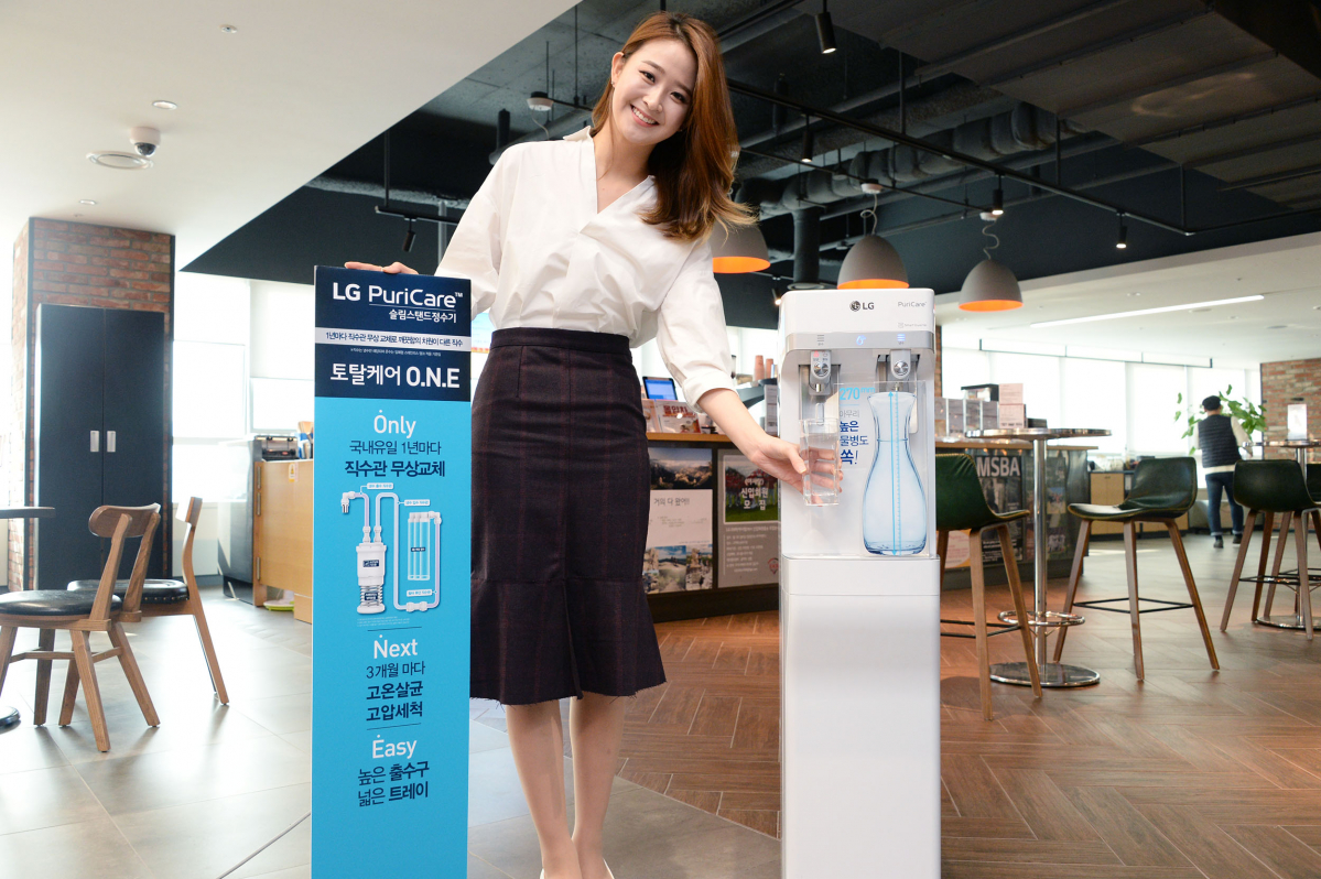 ▲LG전자가 23일 위생은 더욱 철저해지고 크기는 한층 슬림해진 '퓨리케어 슬림스탠드정수기'를 출시한다. 이 제품은 스탠드정수기 최초로 직수형 냉수 시스템을 구현했으며, 직수관 1년마다 무상교체 등 신개념 가전관리서비스 '케어솔루션'을 받을 수 있다.(사진제공 LG전자)