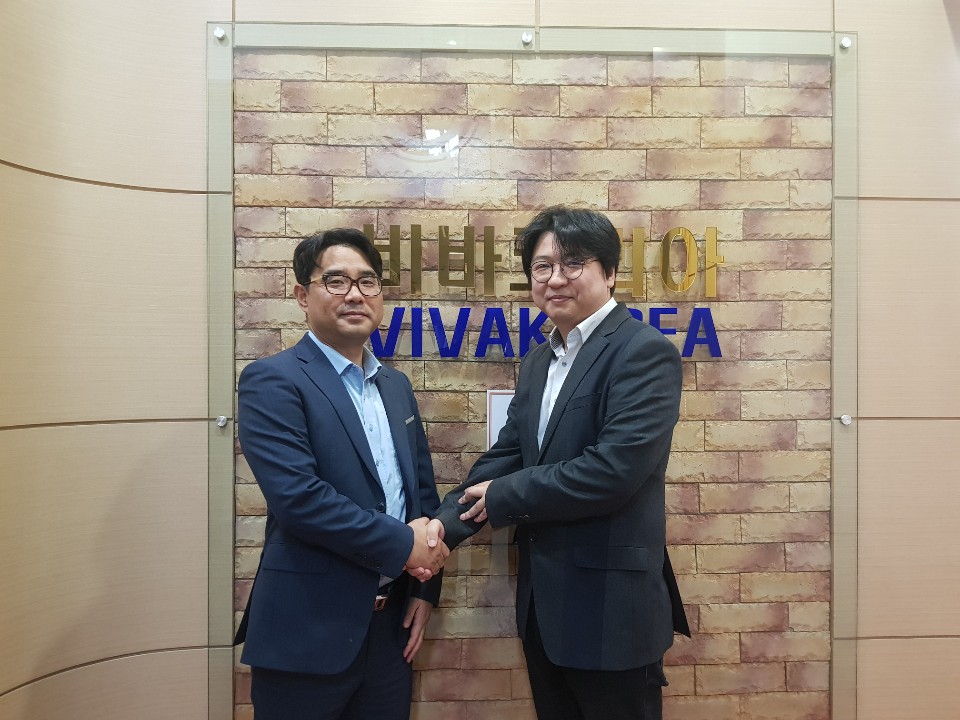 ▲비바코리아 임재학 대표(왼쪽) 와 아이앤나 이경재 대표가 제휴 계약을 체결하고 기념촬영하고 있다.