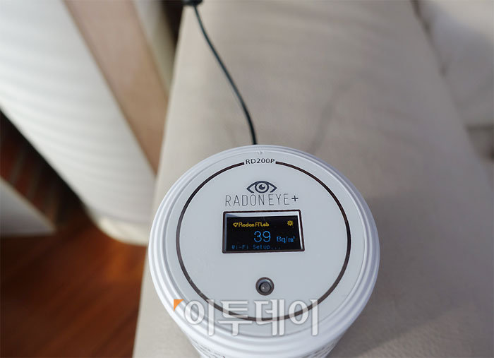 ▲환기 후 3시간 뒤 거실 라돈 수치. 환기 전 '96 Bq/m³'이었다. (유정선 기자 dwt84@)
