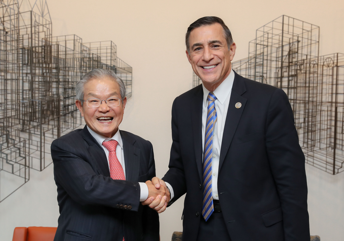 ▲권태신 전경련 부회장(왼쪽)이 21일 전경련회관을 방문한 대럴 아이사 미 하원의원과 악수하고 있다. (사진 제공=전경련)