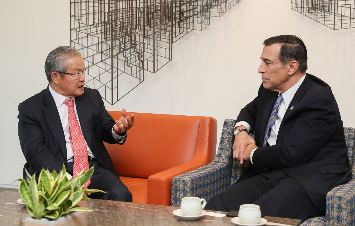 ▲ 권태신 전경련 부회장(왼쪽)이 21일 전경련회관을 방문한 대럴 아이사 미 하원의원과 만나 한국 자동차 232조 적용제외 협조를 요청했다.(사진 제공=전경련)