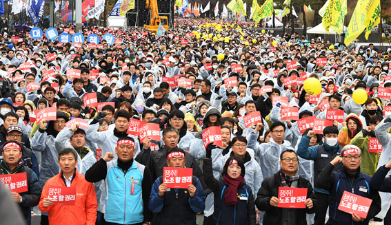 ▲전국민주노동조합총연맹(민주노총)이 전국 14개 지역에서 동시다발 총파업 대회를 개최했다. '적폐청산-노조 할 권리-사회대개혁을 위한 민주노총 총파업 대회'가 열린 21일 오후 서울 여의도 국회 앞에서 집회 참가자들이 탄력 근로 기간 확대 중단과 노조법 개정, 비정규직 정규직 전환 등을 요구하고 있다. 오승현 기자 story@