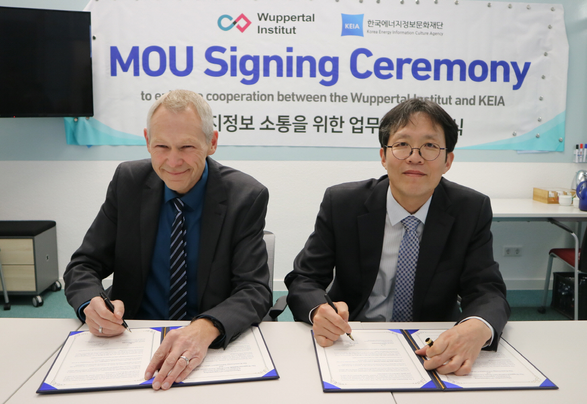 ▲한국에너지정보문화재단은 19일(현지시간) 독일 노르트라인베스트팔렌주(州)에서 부퍼탈연구소와 ‘에너지 정보 소통을 위한 업무협약(MOU)’을 맺었다. 오른쪽부터 윤기돈 에너지정보문화재단 상임이사, 맨프레드 피셔딕(Manfred Fischedick) 부퍼탈연구소 부소장.(사진 제공=한국에너지정보문화재단)