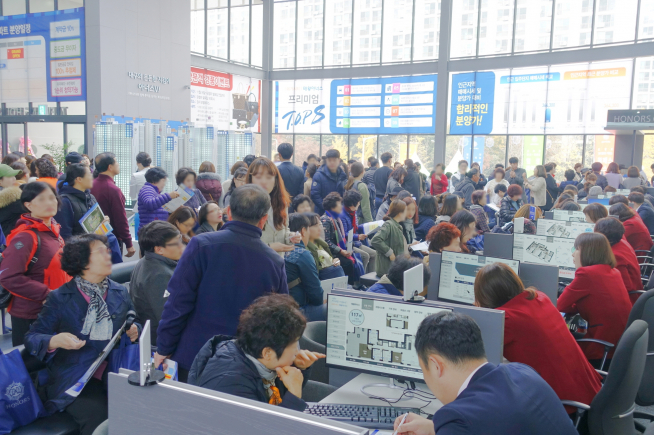 ▲메가시티 태왕아너스 견본주택을 찾은 방문객들의 모습(사진=태왕)