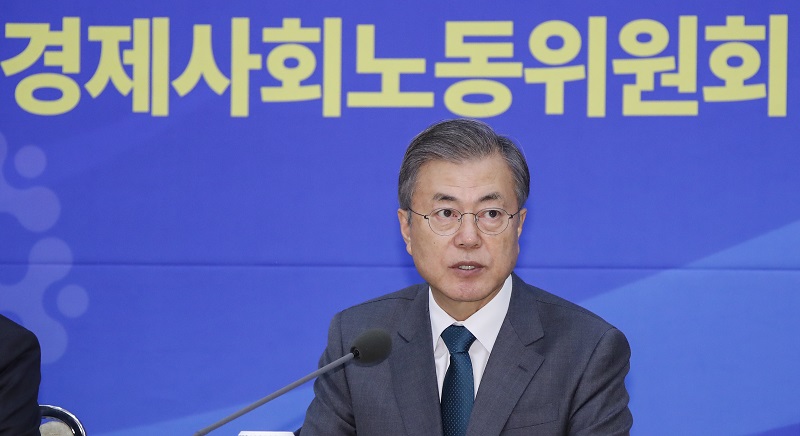 ▲문재인 대통령이 22일 오후 청와대에서 열린 경제사회노동위원회 첫 회의에서 재계·노동계 대표들에게 발언하고 있다. (연합뉴스)