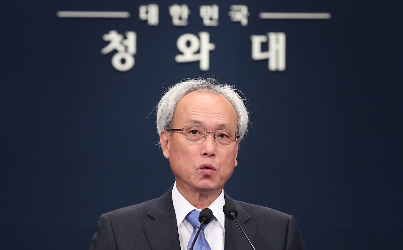 ▲문성현 경제사회노동위 위원장이 22일 오후 청와대에서 열린 경제사회노동위원회 첫 회의를 마친 뒤 춘추관에서 결과를 발표하고 있다.(연합뉴스)