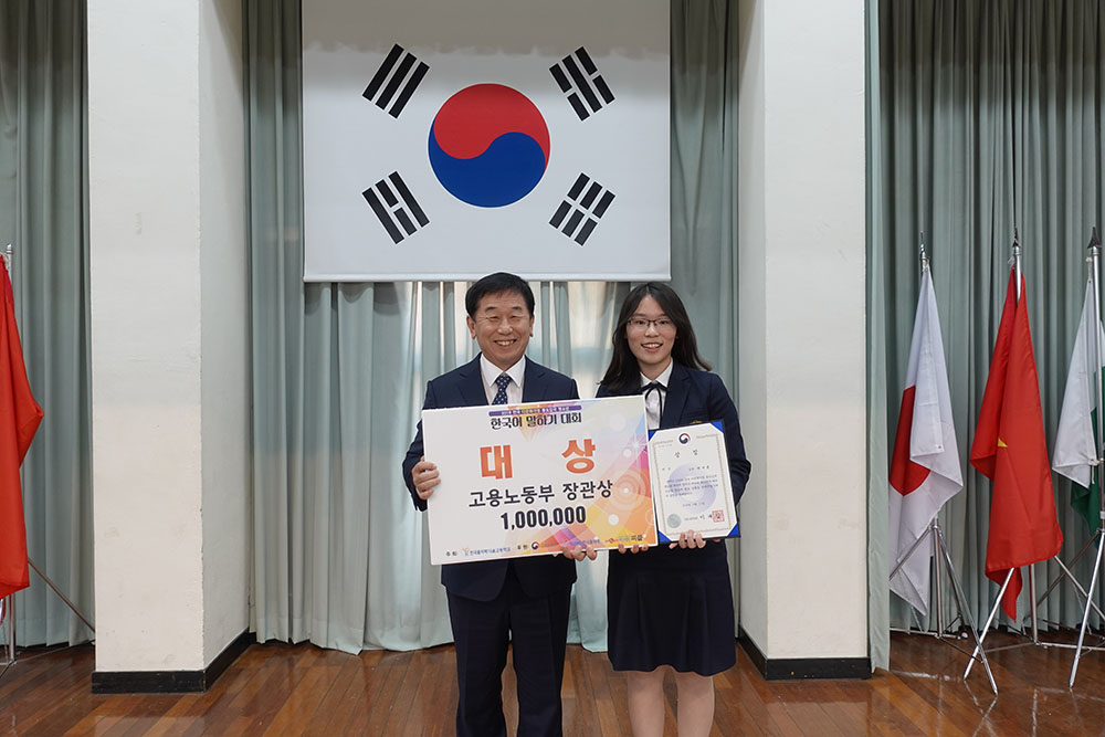 ▲22일 충북 제천에 있는 한국폴리텍대학 다솜고등학교에서 열린  ‘2018년 전국 다문화가정 중도입국 청소년 한국어 말하기 대회'에서 대상을 받은 변가영 학생이 이석행 폴리텍 이사장과 포즈를 취하고 있다. (한국폴리텍대학 )