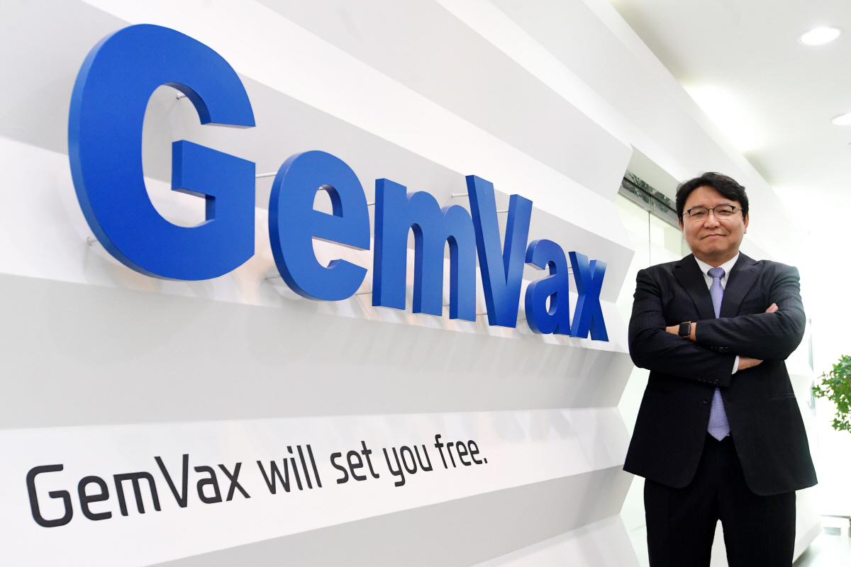 ▲20일 경기도 성남 젬백스타워에서 만난 송형곤 젬백스앤카엘 대표는 “깜짝 놀랄 신약을 만들어 글로벌 제약사들이 손잡고 싶은 회사로 만들겠다”고 포부를 밝혔다.  사진=고이란 기자 photoeran@