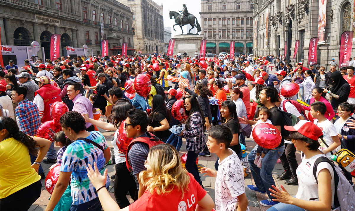 ▲LG전자가 트윈워시의 차별화된 세탁성능을 알리기 위해 진행한 이색 이벤트인 'LG 트윈워시 댄스 챌린지'에서 497명이 동시에 LG 트윈워시 댄스를 추며 월드 기네스에 올랐다. 사진은 행사에 참가한 사람들이 LG 트윈워시 댄스를 추는 모습.(사진제공 LG전자)