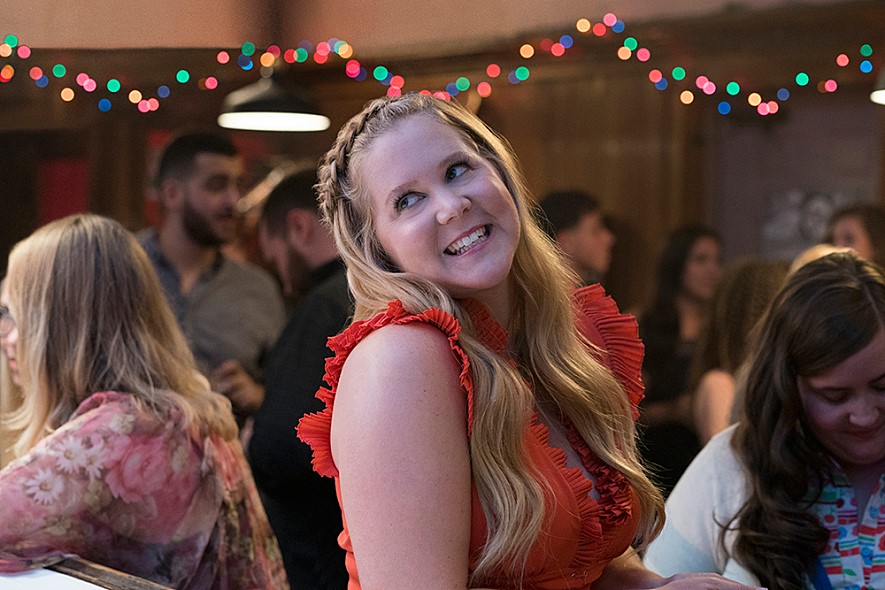 ▲영화 '아이 필 프리티' 속 르네는 본인의 외모에 불만이 가득한 여성이었지만, 외모보다 더 소중한 가치가 있다는 것을 깨닫고 자신의 뚱뚱한 몸과 못생긴 얼굴을 사랑하게 된다. (영화 스틸컷)