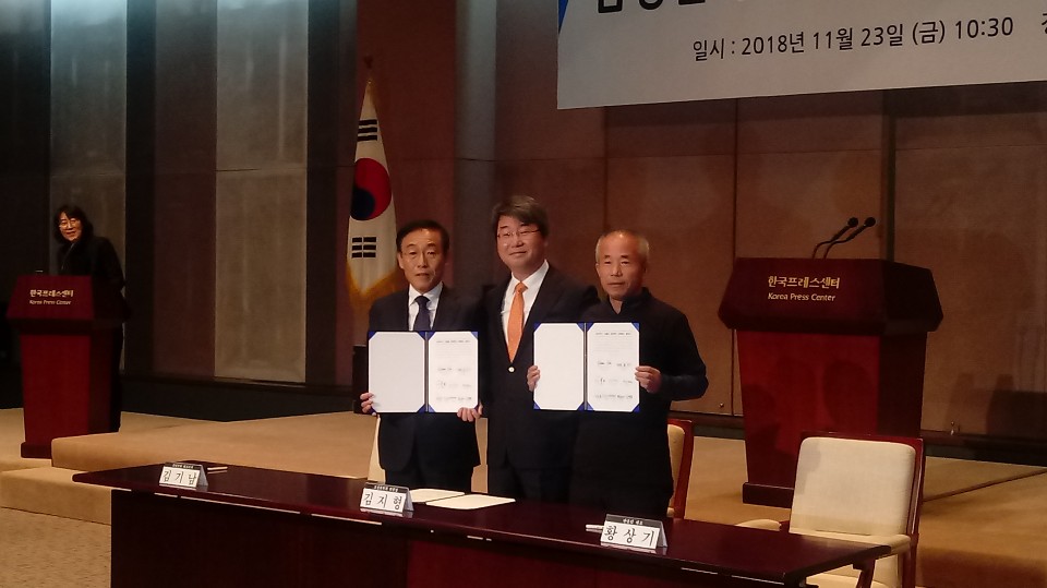 ▲23일 삼성전자와 반올림은 서울시 중구 프레스센터에서 '반도체 사업장에서의 백혈병 등 질환 발병과 관련한 문제 해결을 위한 조정위원회’(이하 조정위)가 제시한 중재안을 모두 수용, 앞으로의 이행을 합의한 협약서에 서약했다.이날 협약식에는 반올림 측에서는 황상기 씨(오른쪽)를 비롯한 피해자 및 가족 20여 명, 삼성 측에서는 김기남 삼성전자 DS(디바이스솔루션, 왼쪽) 부문 대표이사 비롯한 여러 명의 관계자가 참석했다.(사진=한영대 기자 yeongdai@)