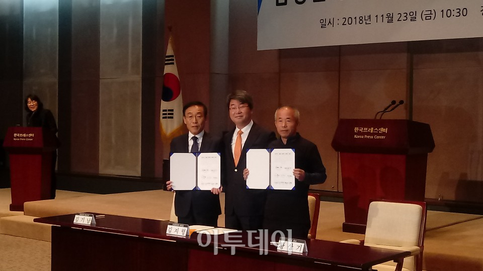 ▲23일 서울시 중구 프레스센터에서 김기남(왼쪽) 삼성전자 DS(디바이스솔루션)부문 사장은 “이 자리를 빌어 병으로 고통 받은 직원들과 그 가족분들께 진심으로 사과드립니다”고 말했다. (사진=한영대 기자 yeongdai@)