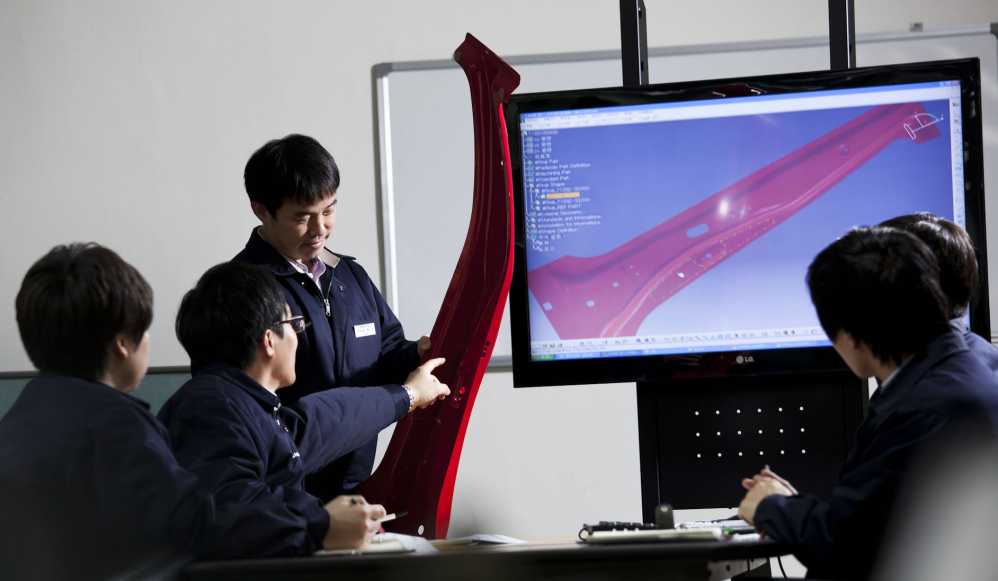 ▲올해 세계일류상품에 새롭게 이름을 올린 자동차용 핫스탬핑 제품에 대해 현대제철 연구원들이 연구를 하고 있다. (사진제공=현대제철)