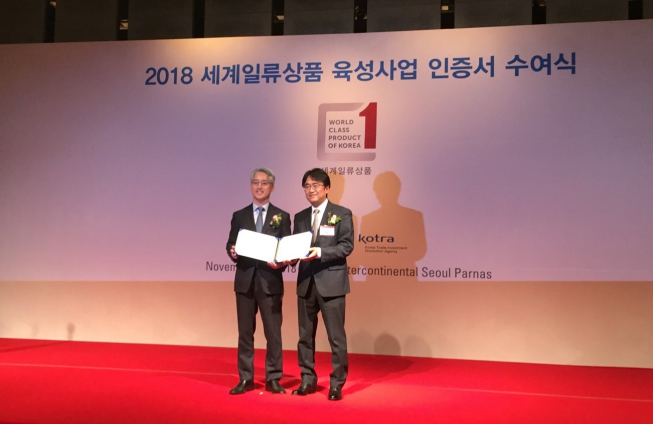 ▲23일 서울 그랜드 인터콘티넨탈 호텔에서 산업통산자원부 주최로 열린 ‘2018년 세계일류상품 인증서 수여식’ 현장. 산업통상자원부 중견기업정책관 조영신 국장(왼쪽)과 이수화학 주봉진 상무(오른쪽)가 기념 촬영을 하고 있다.(사진제공=이수화학)