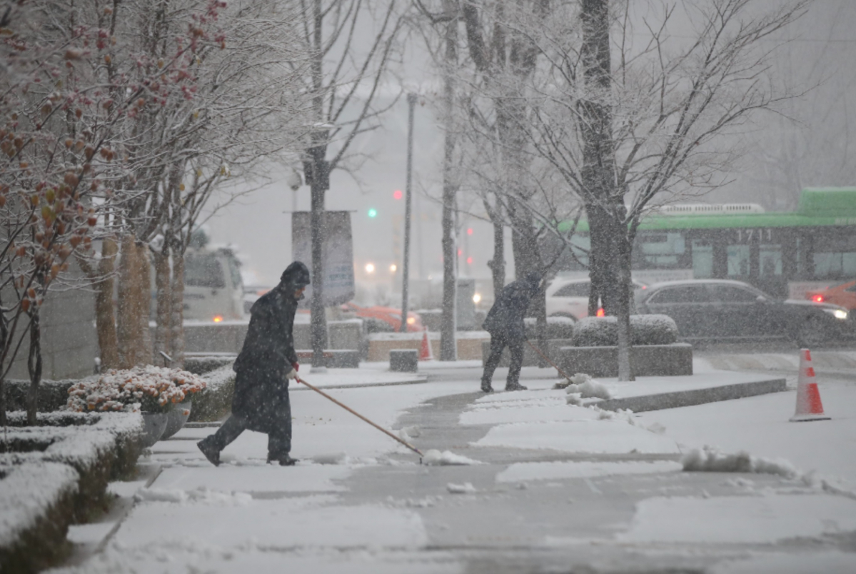 ▲서울에 첫눈이 내린 24일 오전 종로구 거리에 쌓인 눈을 작업자들이 치우고 있다.(연합뉴스)