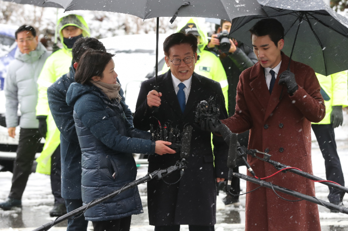 ▲여러 의혹을 받는 이재명 경남도지사(가운데)가 24일 검찰 조사를 받기 위해 수원지검 성남지청으로 출석하고 있다.(연합뉴스)