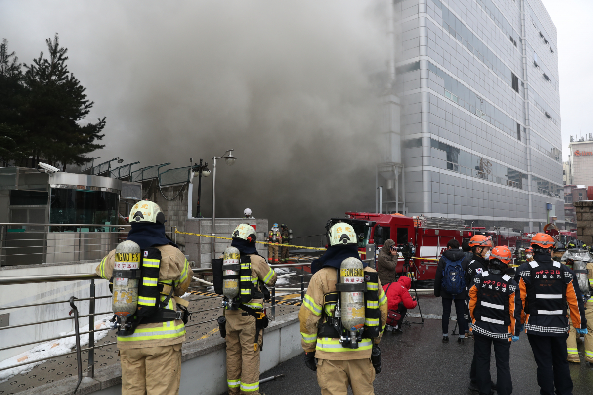 ▲24일 오전 서울 서대문구 충정로3가에 위치한 KT 아현지사에서 화재가 발생, 현장에 출동한 소방관들이 진화 작전을 펼치고 있다.(사진= 연합뉴스)