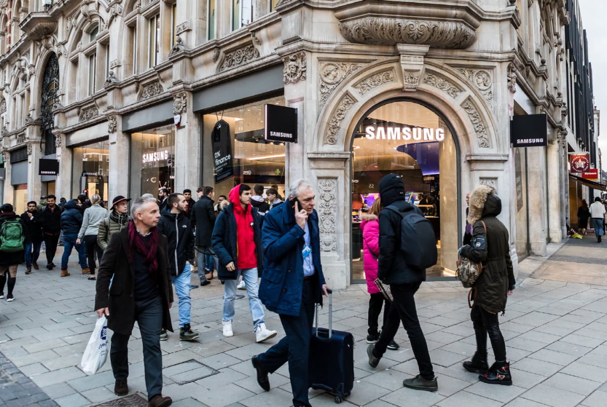 ▲영국 런던 시내 중심부인 옥스포드 스트리트에 위치한 '삼성 익스피리언스 스토어' 전경(사진제공=삼성전자)