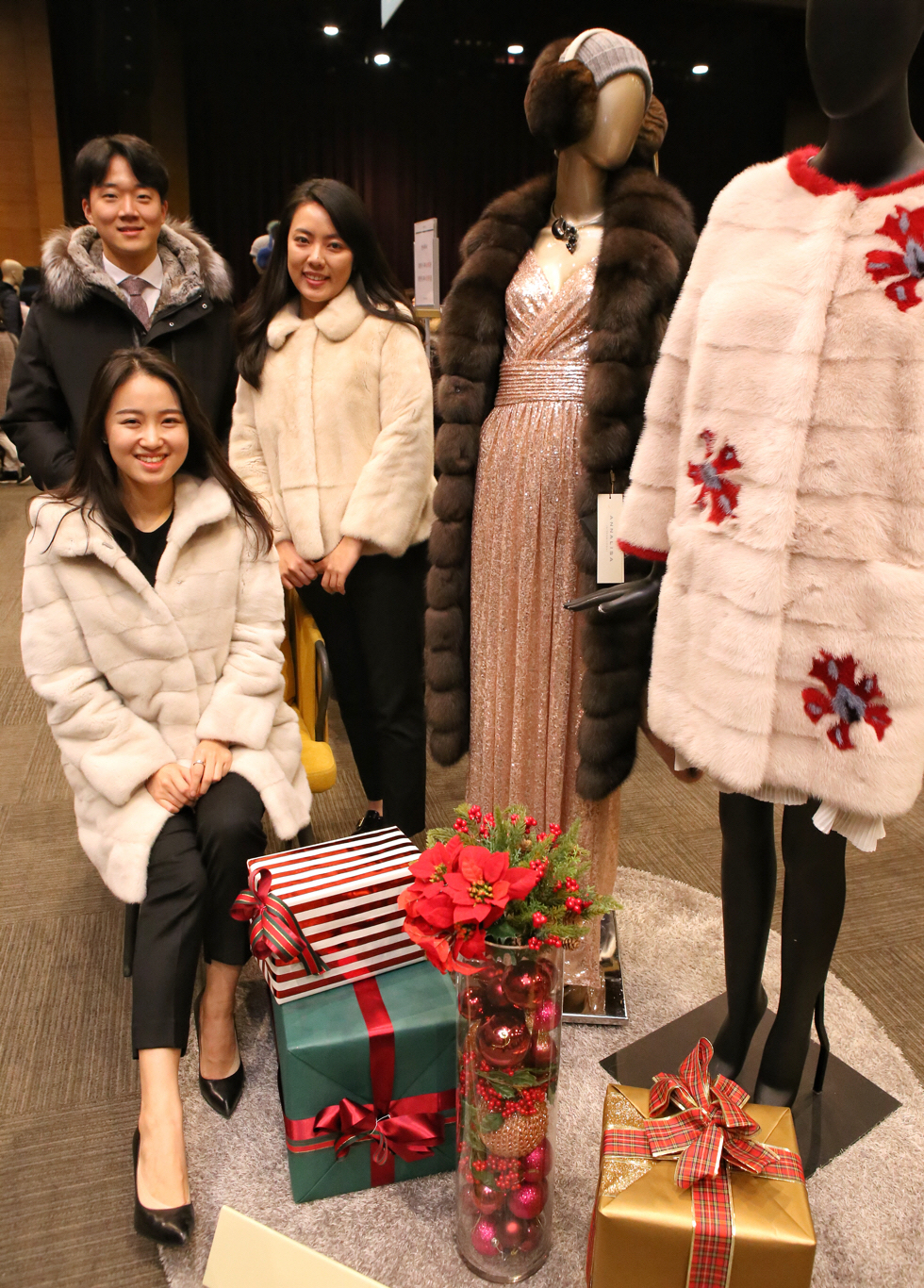 ▲ 25일 오전 현대백화점 무역센터점 10층 문화홀에서 진행되는 ‘올 어바웃 퍼&amp; 패딩 페어’ 행사장에서 직원들이 다양한 아우터 상품을 선보이고 있다. (사진제공=현대백화점)